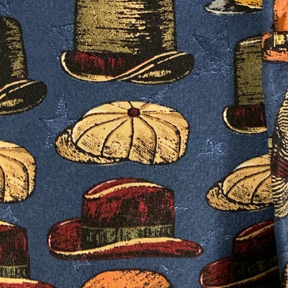 Vintage Van Heusen 100%  silk  🎩 tie - cool!